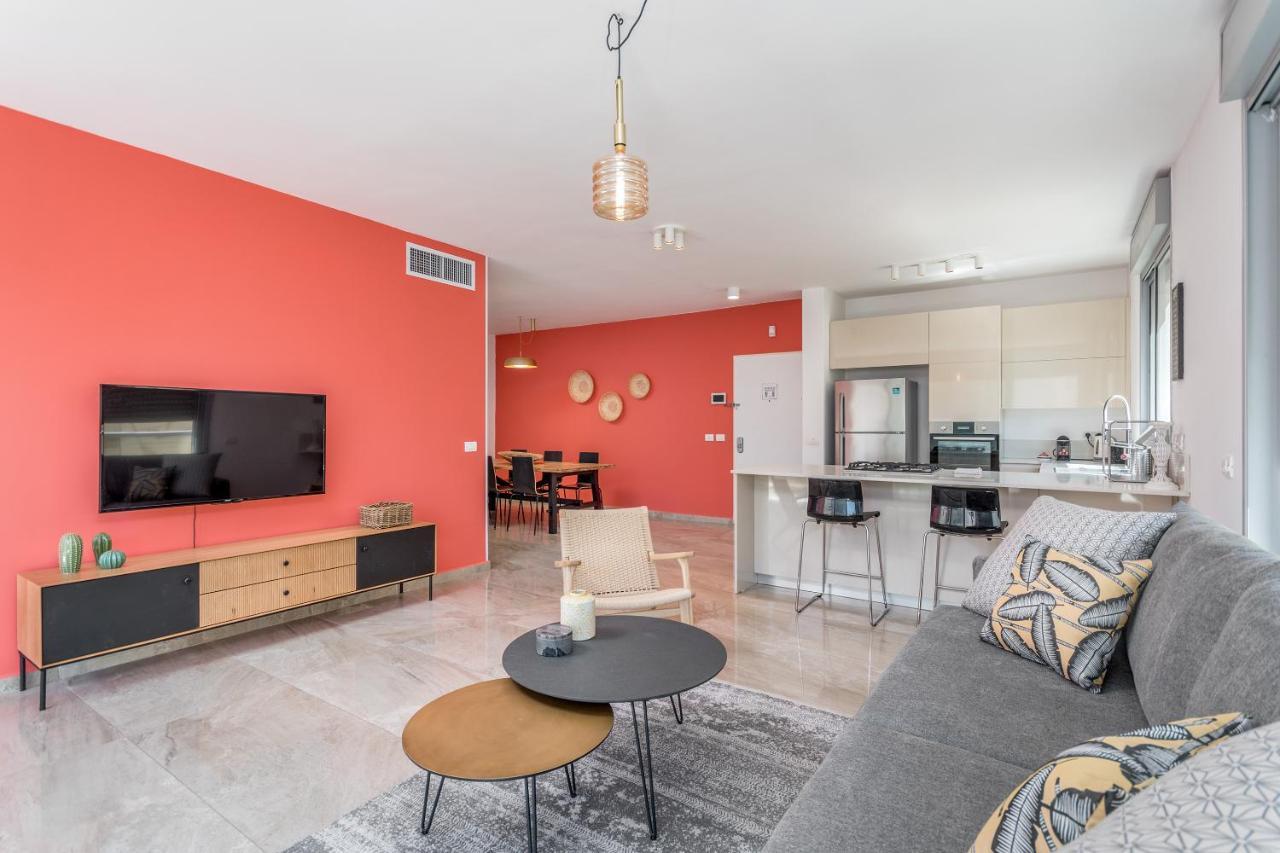 3 Bedrooms Apt Balcony & Parking Near Banana Beach Tel-Aviv Extérieur photo
